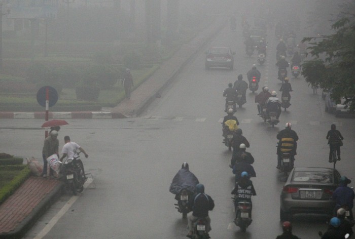 Đến 7h, nhiều đường phố Hà Nội vẫn ẩn mình trong sương sớm